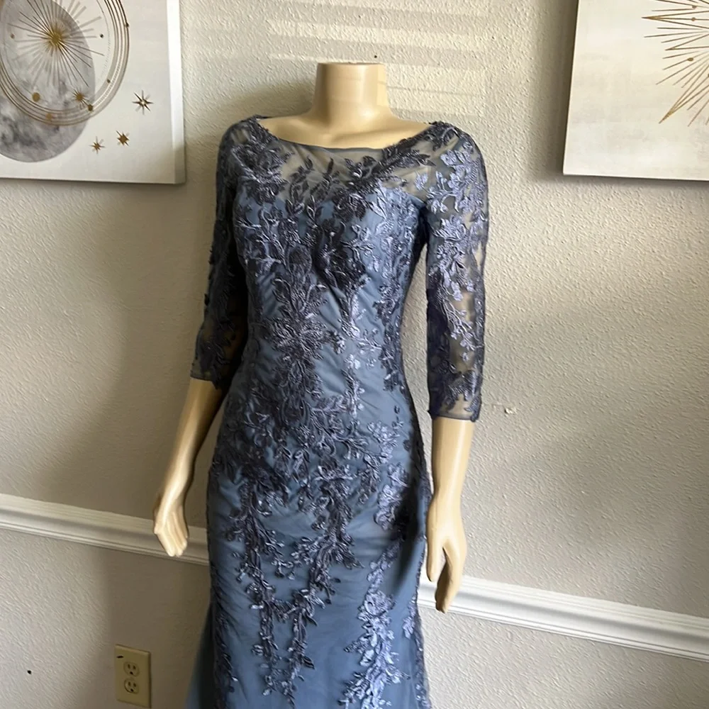 La Femme Lace 3/4-Sleeve Column Gown Size 4 - Picture 5 of 12